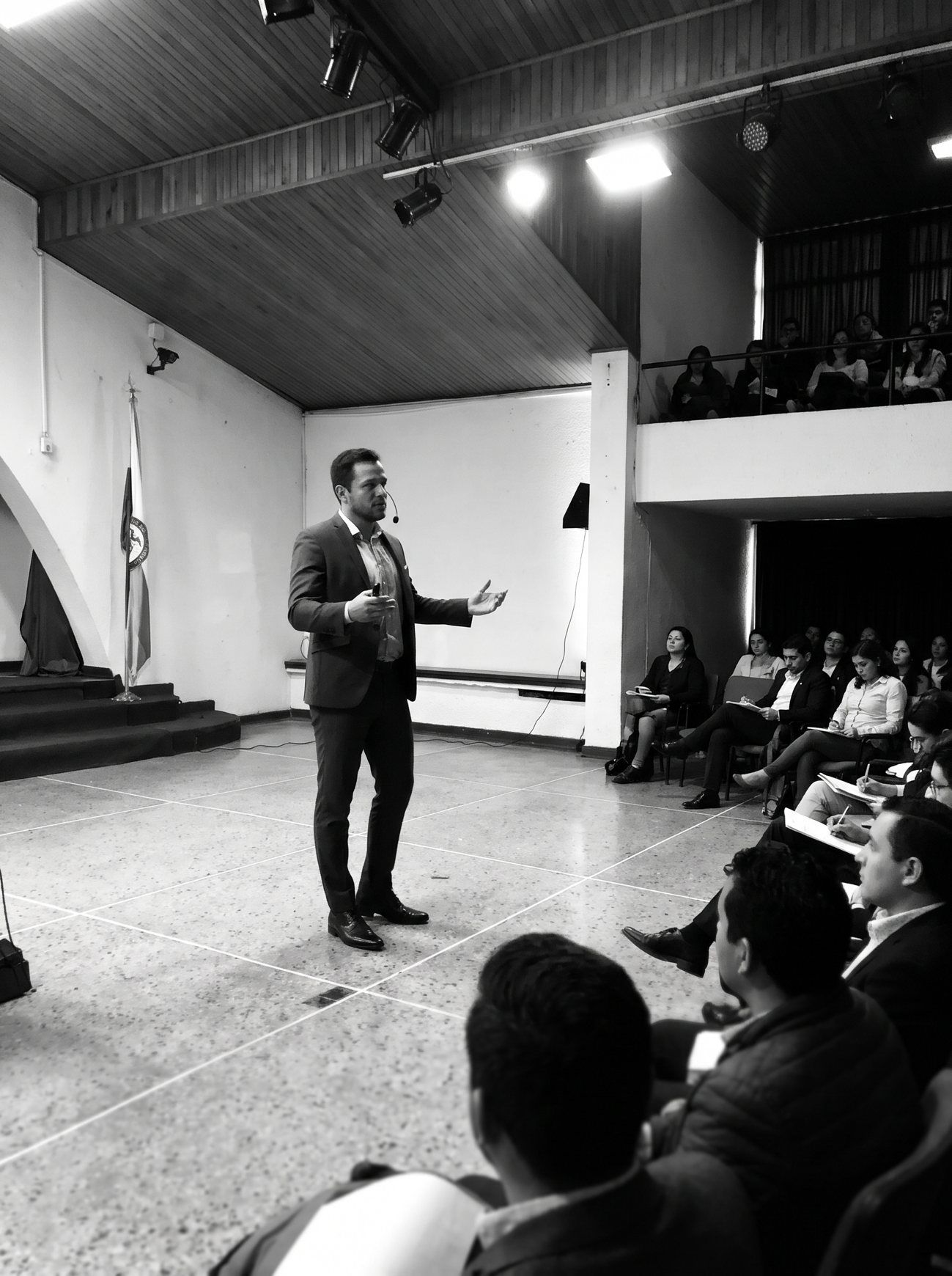 Abel Loaiza dando una conferencia frente a un auditorio