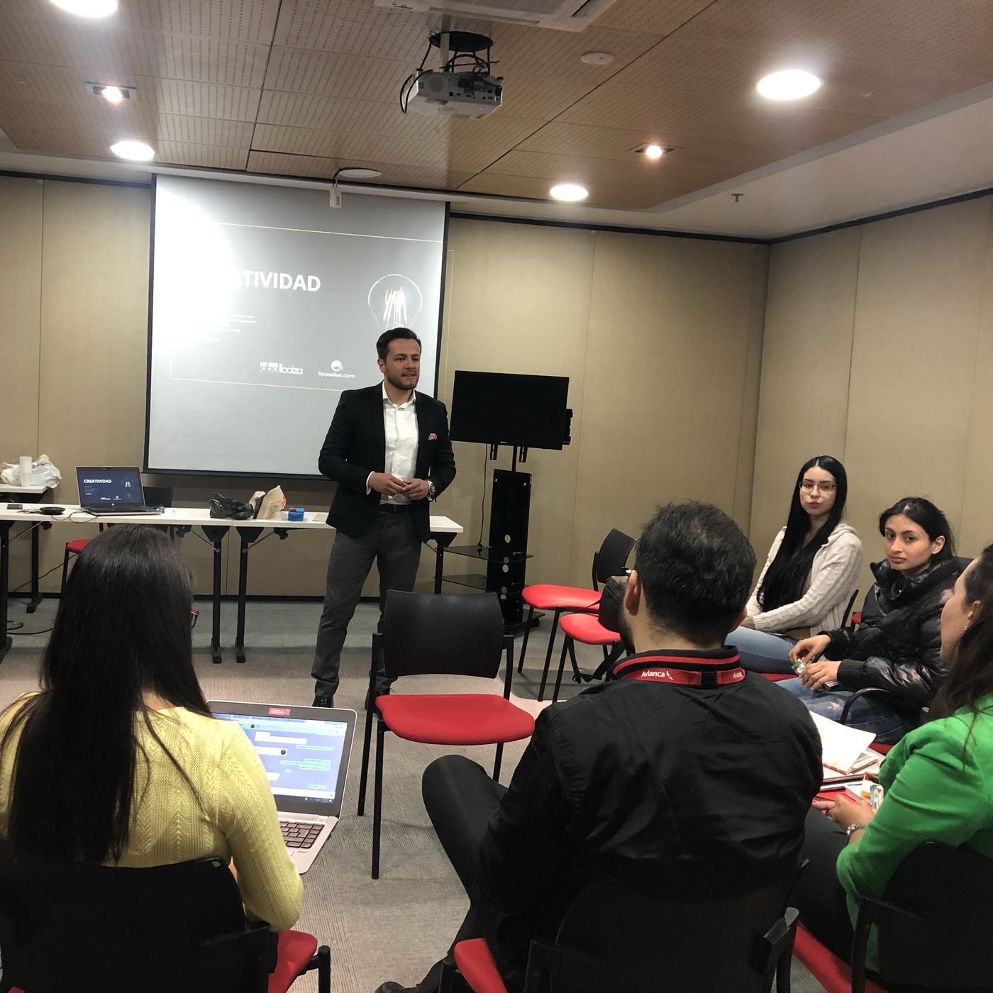 Abel Loaiza facilitando una sesión corporativa