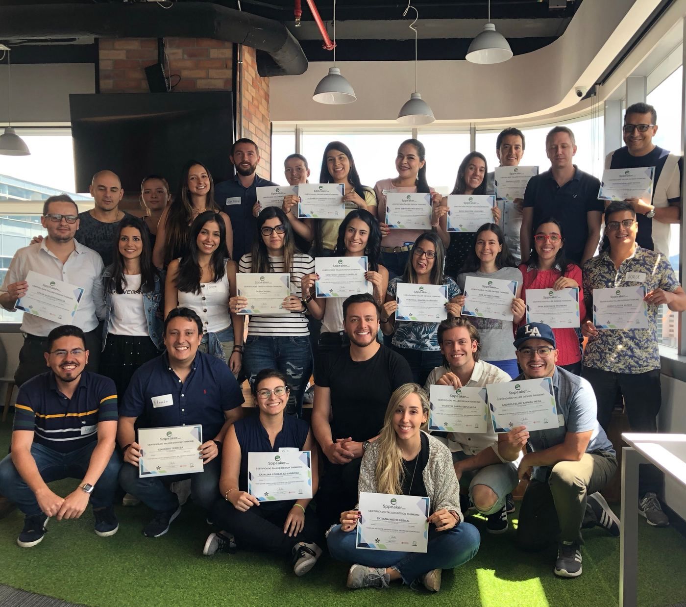 Grupo de asistentes con sus certificados