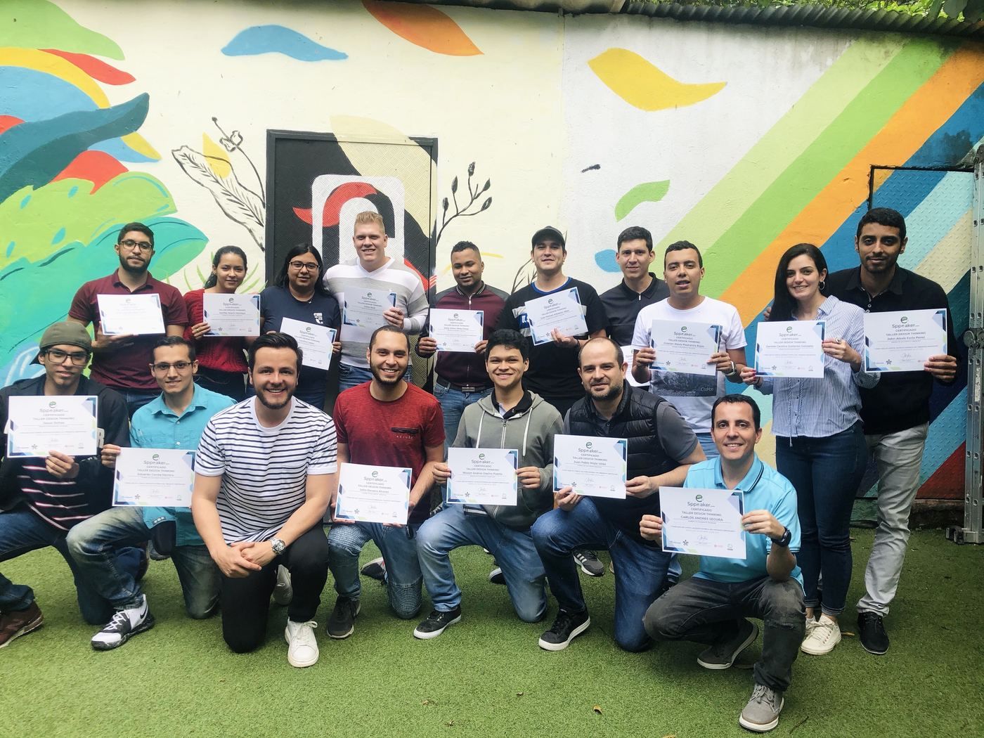 Equipo de Medellín con sus certificados CIMA