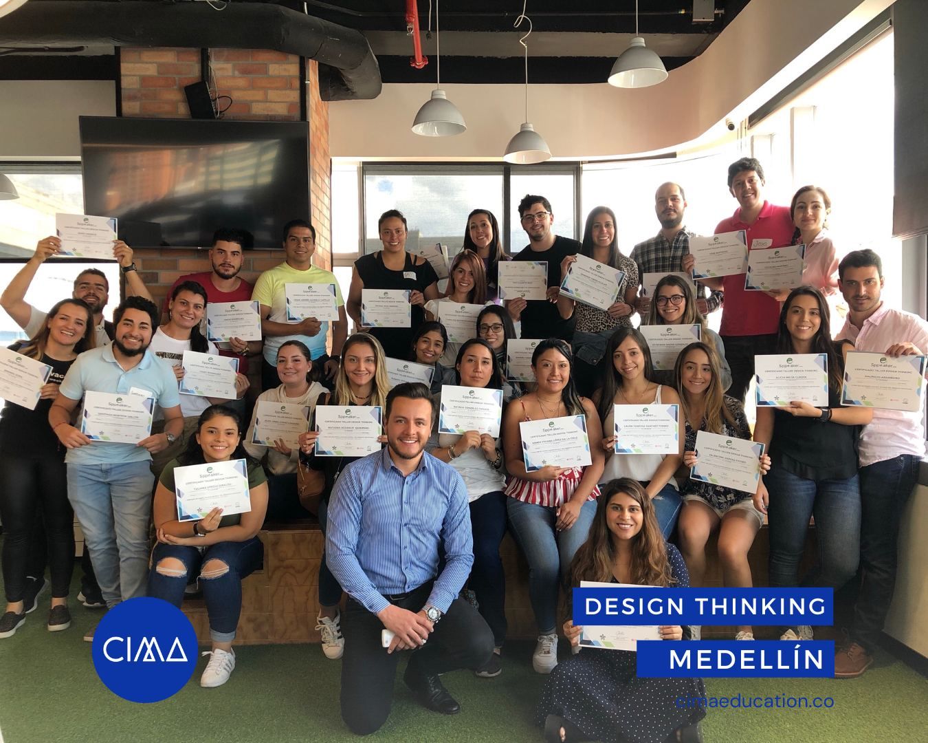 Equipo construyendo prototipos en una mesa de trabajo