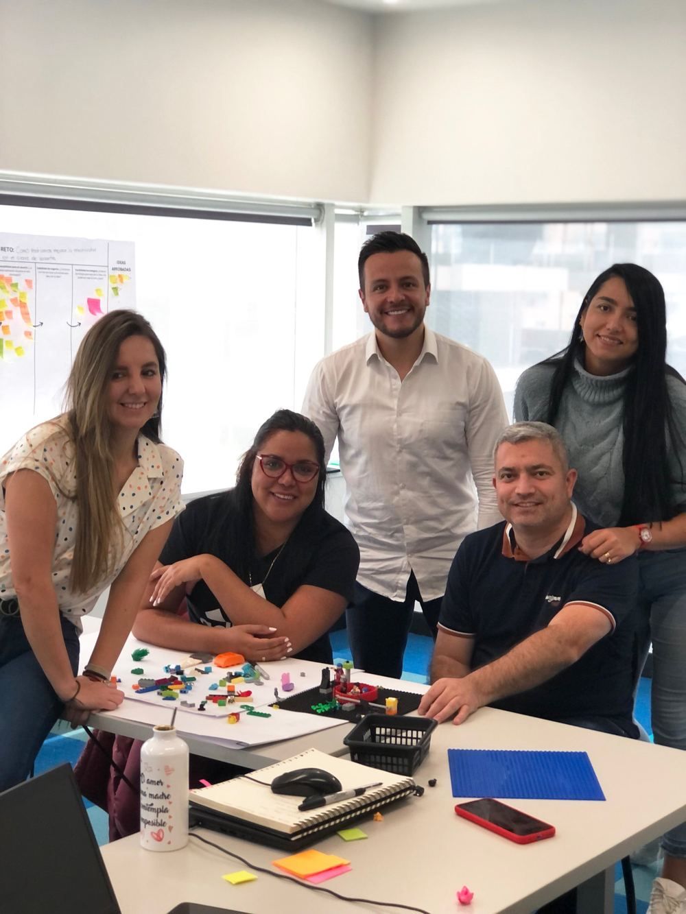 Equipo construyendo con Lego Serious Play