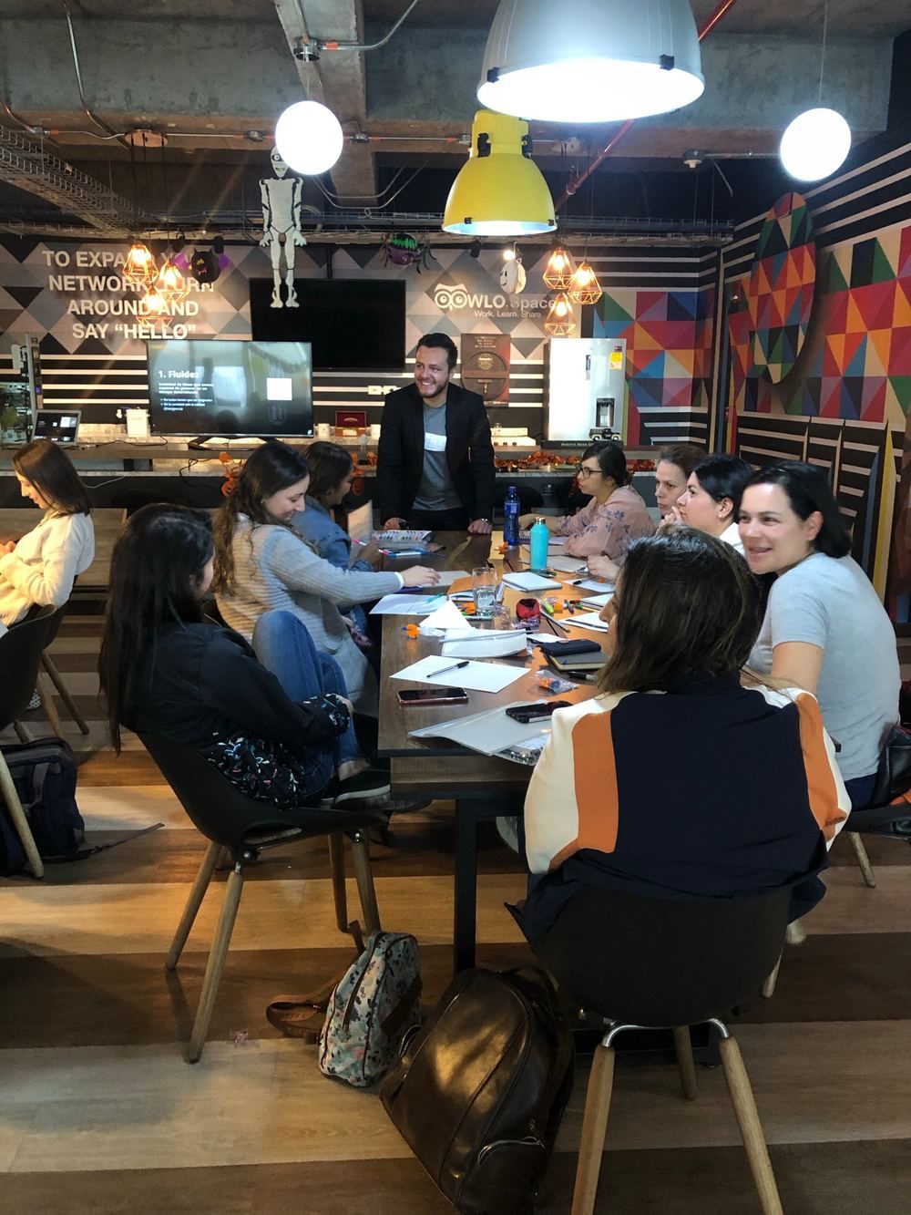 Equipo en un taller de CIMA Education